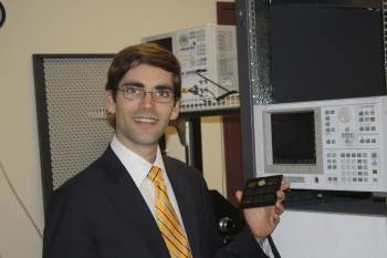  El científico español Tomás Palacios Gutiérrez posa con uno de los dispositivos de grafeno que está fabricando en el Instituto Tecnológico de Massachussets (EEUU). 