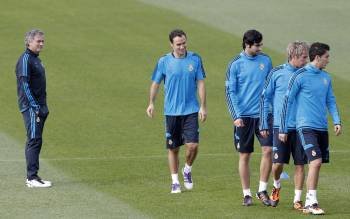 Jose Mourinho, en un entrenamiento con el el Real Madrid. (Foto: EMILIO NARANJO)