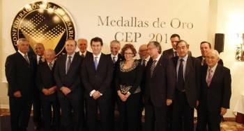 Foto de familia de los galardonados por la CEP con los presidentes de las patronales de Pontevedra, Galicia, España y la Xunta y los vicepresidentes de la Confederación.