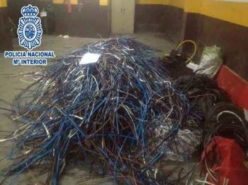 Fotografía facilitada por la Policía Nacional que ha detenido a cuatro personas en el poblado marginal de El Gallinero y ha recuperado cerca de 7.000 kilos de metal procedente de cables robados (Foto: EFE)