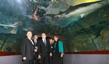  El príncipe Alberto II de Mónaco, durante su visita al Aquarium de San Sebastián, donde, entre otros actos, rinde homenaje a los precursores de la Sociedad Oceanográfica de Guipúzcoa, entre los que se encuentra su tatarabuelo Alberto I. EFE/JUAN HERRERO