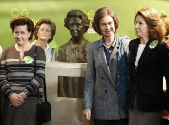 La reina Sofía acompañada de la presidenta de la asociación Nuevo Futuro, Pina Sánchez Errazuriz (d), posa junto a un busto de doña María de las Mercedes de Borbón y Orleans,