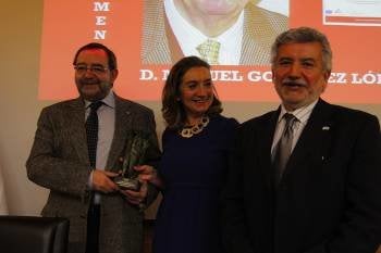 Miguel Ángel  González, acompañado de Teresa Rodríguez Babarro y Rosendo Fernández. (Foto: MIGUEL ÁNGEL)