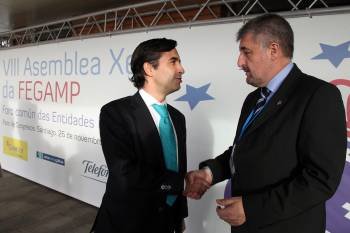 José Manuel Rey Varela recibe la felicitación de su antecesor, Carlos Fernández. (Foto: VICENTE PERNÍA)