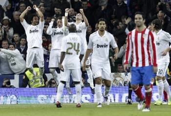 Marcelo, Pepe y Cristiano Ronaldo celebran el primer gol del Madrid en el derbi. (Foto: J.C. HIDALGO)