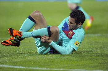 Dani Alves, en el suelo en el partido del sábado en el Coliseum entre Getafe y Barcelona. (Foto: GONZÁLEZ-CEBRIÁN)