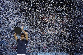 El suizo Roger Federer levanta la copa de los campeones conquistada en Londres. (Foto: KERIM OKTEN)
