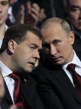 Medvédev y Putin, en el congreso. (Foto: EKATERINA SHTUKINA)