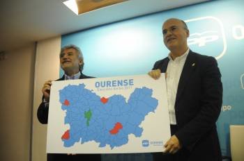 Rosendo Fernández y Manuel Baltar, con el mapa de ganadores por municipios el 20-N. (Foto: MARTIÑO PINAL)