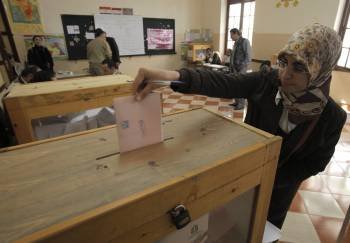 Una mujer egipcia ejerciendo su derecho al voto. (Foto: ANDRE PAIN)