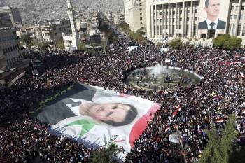 Manifestantes sirios muestran una fotografía gigante del presidente Bashar Assad (Foto: YOUSSEF BADAWI)