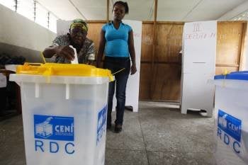  Una mujer vota en Kinshasa. (Foto: DAI KUROKAWA)