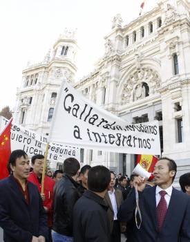 Comerciantes chinos ayer en Madrid. (Foto: JAVIER  LIZÓN)