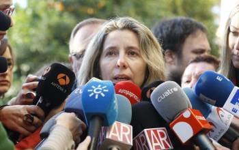La madre de Marta del Castillo, Eva Casanueva, atiende a los medios de comunicación, en la puerta de la Audiencia de Sevilla (Foto: EFE)