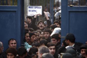 Un grupo de estudiantes islámicos asalta la embajada británica en Teherán, Irán (Foto: EFE)