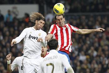 Sergio Ramos pelea el balón con el uruguayo Godín. (Foto: J.C. HIDALGO)