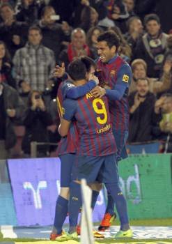 Alexis celebra uno de los goles con Messi y Alves