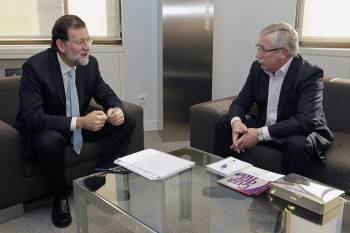 El próximo presidente del Gobierno, Mariano Rajoy (i), ha recibido hoy en su despacho de la sede nacional del PP al secretario general de CC.OO, Ignacio Fernández Toxo (Foto: EFE)