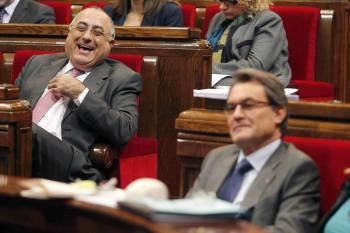 El presidente del grupo parlamentario del PSC, Joaquim Nadal (i), sonríe durante la sesión de control al president Artur Mas, en el Parlament de Catalunya (Foto: EFE)
