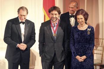 La Reina Sofía junto al presentador estadounidense Charlie Rose (i), el actorJavier Bardem (c) y el diseñador dominicano Oscar de la Renta (d).