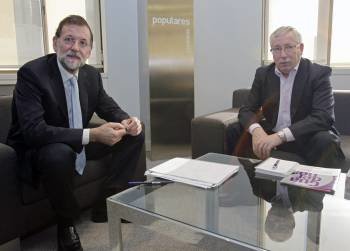 El próximo presidente del Gobierno, Mariano Rajoy, ha recibido esta mañana en su despacho de la sede nacional del Partido Popular (PP) al secretario general de CC.OO, Ignacio Fernández Toxo. (Foto: EFE)