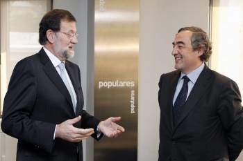 El próximo presidente del Gobierno, Mariano Rajoy (i), conversa con el presidente de la CEOE, Juan Rosell. (Foto: EFE)