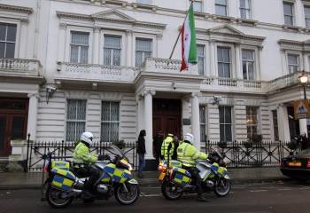 Oficiales de policía británicos haciendo guardia frente a la Embajada de Irán en Londres. (Foto: KERIM OKTEN)