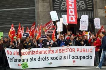 Delegados sindicales manifestándose contra los recortes. (Foto: CRISTÓBAL GARCÍA)