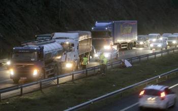 La autopista del Atlántico AP-9 ha permanecido cortada a primeras horas de la mañana en dirección A Coruña, tras colisionar dos camiones cerca de Santiago de Compostela. (Foto: EFE)