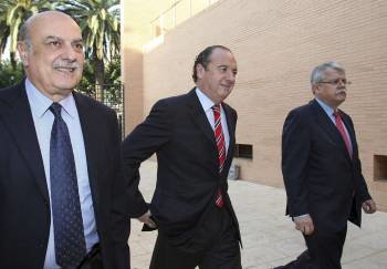 El expresidente de la Diputación y del PP de Alicante, José Joaquín Ripoll (c), junto a sus abogados, a su llegado a los juzgados de Orihuela (Foto: EFE)
