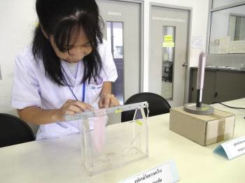 Una auxiliar somete a prueba una serie de preservativos en el Departamento de Ciencias Médicas de Tailandia del que forma parte el Museo de los Condones de Amphur Muang (Foto: EFE)