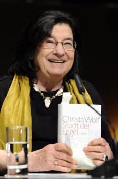 Foto de archivo del 16 de junio de 2010 que muestra a la escritora alemana Christa Wolf, durante la presentación de un libro en Berlín, Alemania (Foto: EFE)