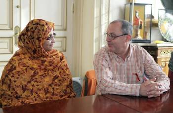 La líder saharaui pro Derechos Humanos Aminatou Haidar, dialoga con el alcalde de San Sebastián, Juan Carlos Izagirre.
