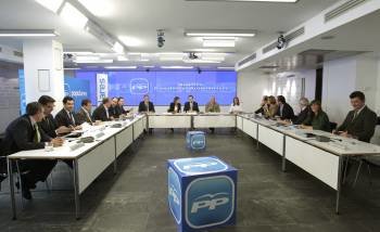 Momento de la reunión de la cúpula de PP con los presidentes autonómicos del partido. (Foto: SERGIO BARRENECHEA)