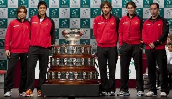 Los integrantes del equipo español, junto a la Copa Davis. (Foto: JULIO MUÑOZ)