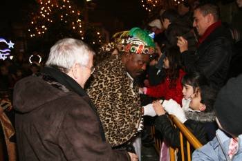 Baltasar saluda a unos niños tras una cabalgata de Reyes el 5 de enero. 