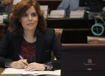 La portavoz del grupo popular en el Congreso, Soraya Sáenz de Santamaría, durante el proceso de acreditación en la Cámara Baja como diputada de la nueva legislatura (Foto: EFE)