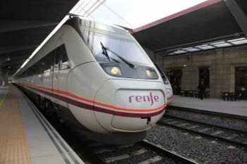 Un tren Avant en la estación de Ourense (Foto: EFE)