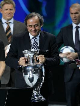El presidente de la UEFA, Michel Platini, muestra la copa de la Eurocopa 2012 durante la celebración del sorteo de la fase final de la Eurocopa.