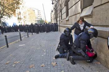  Los Mossos d'Esquadra han cargado hoy contra los 250 funcionarios de prisiones concentrados desde primera hora de esta mañana ante la puerta de la prisión Modelo de Barcelona, en protesta contra el despido de 350 interinos.