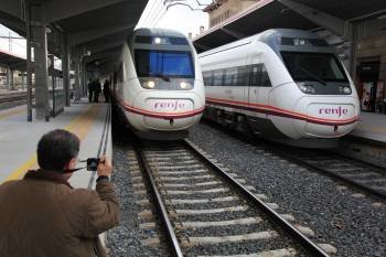 El nuevo tren generó expectación entre los usuarios de la estación. En la imagen, un hombre toma fotos de dos de las unidades Avant S-121.  (Foto: JOSÉ PAZ)