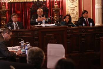 A la izquierda, el alcalde responde a una pregunta del portavoz del PP. A la derecha, Belén Iglesias y Marinel Fernández compran lotería del BNG. (Foto: XESÚS FARIÑAS)