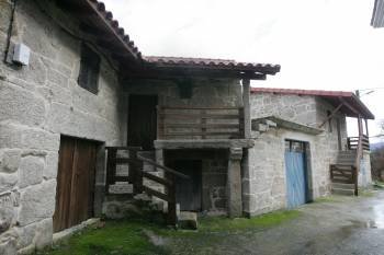 Una de las viviendas rehabilitadas recientemente en As Bouzas, parroquia de San Mamede de Urrós. (Foto: MARCOS ATRIO)