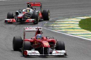 El Ferrari de Fernando Alonso, por delante de Lewis Hamilton, en Brasil. (Foto: ARCHIVO)