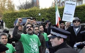 Un grupo de opositores iraníes, frente a la embajada de Irán en Londres. (Foto: ANDY RAIN)