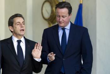 Nicolas Sarkozy y David Cameron al término del encuentro entre ambos ayer en París. (Foto: IAN LANGSDON)