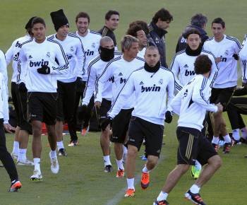 Los jugadores del Madrid, ayer durante el entrenamiento en Valdebebas. (Foto: M.H. DE LEÓN)