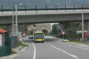 Trazado de la N-120 por Santa Cruz de Arrabaldo. Por encima, viaducto de la AG-53, antes de conectar con la autovía de las Rías Baixas. (Foto: JOSÉ PAZ)
