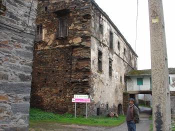 El vecino de Correxais Eugenio Delgado muestra los restos del convento ruinoso. (Foto: J.C.)