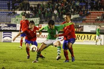 Los ourensanistas Noguerol y Mouriño presionan a un jugador del Racing de Ferrol. (Foto: XESÚS FARIÑAS)